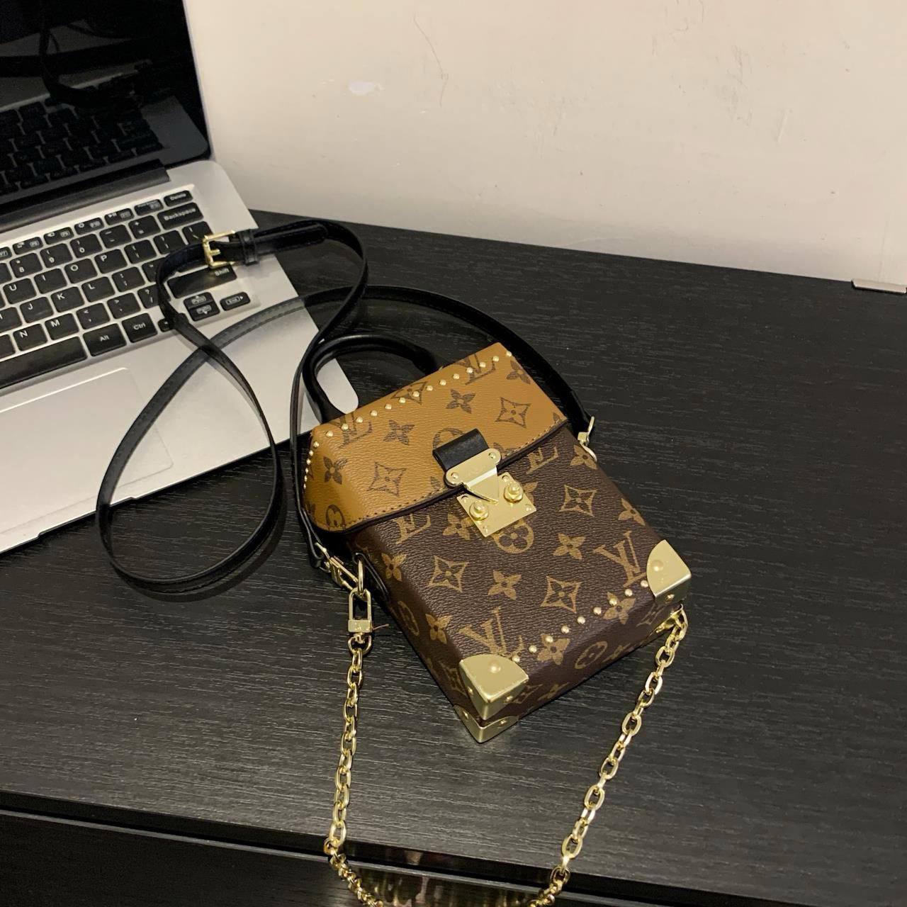 LV
17*12*6 cm
70 dhs👑

Zain17
♥️♥️♥️