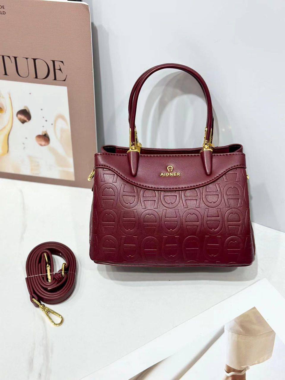 Aigner
95 dhs🪙
size：21×10×14cm
Good quality 

with box
🎁🎁🎁

Zain39
♥️♥️♥️
