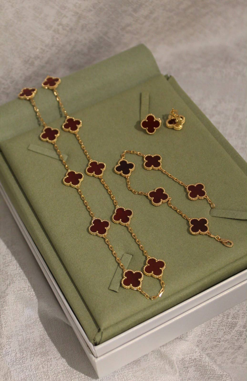 VanCleef & Arpels 💚 -PriceUpdate-
Magic Alhambra Full Set
⁠Necklace 10 Motifs 105Ð
⁠Bracelet 5 Motifs  75Ð
⁠Earings 1 Motif  55Ð
18K gold plated
 Master Quality 
Full Set
 335 dhs🇦🇪with Normal Box
 400 dhs🇦🇪 with Orignal Box
Zain209
♥️♥️♥️