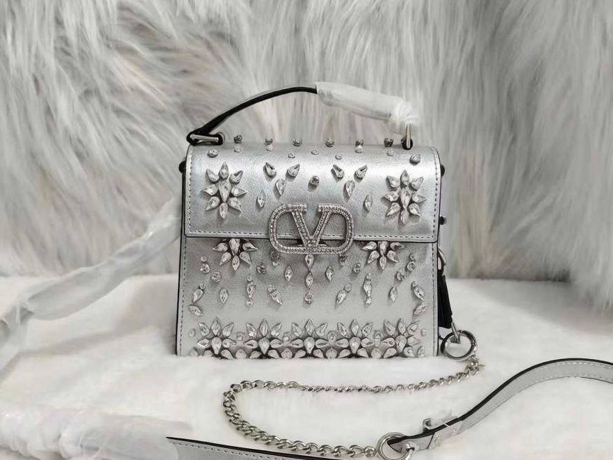 VALENTINO
 COPY ONE NEW CAME 

WITH BOX 
🎁🎁🎁

260 dhs❣️

Zain39
♥️♥️♥️