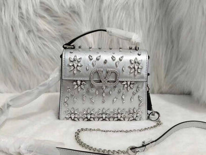 VALENTINO
 COPY ONE NEW CAME 

WITH BOX 
🎁🎁🎁

260 dhs❣️

Zain39
♥️♥️♥️