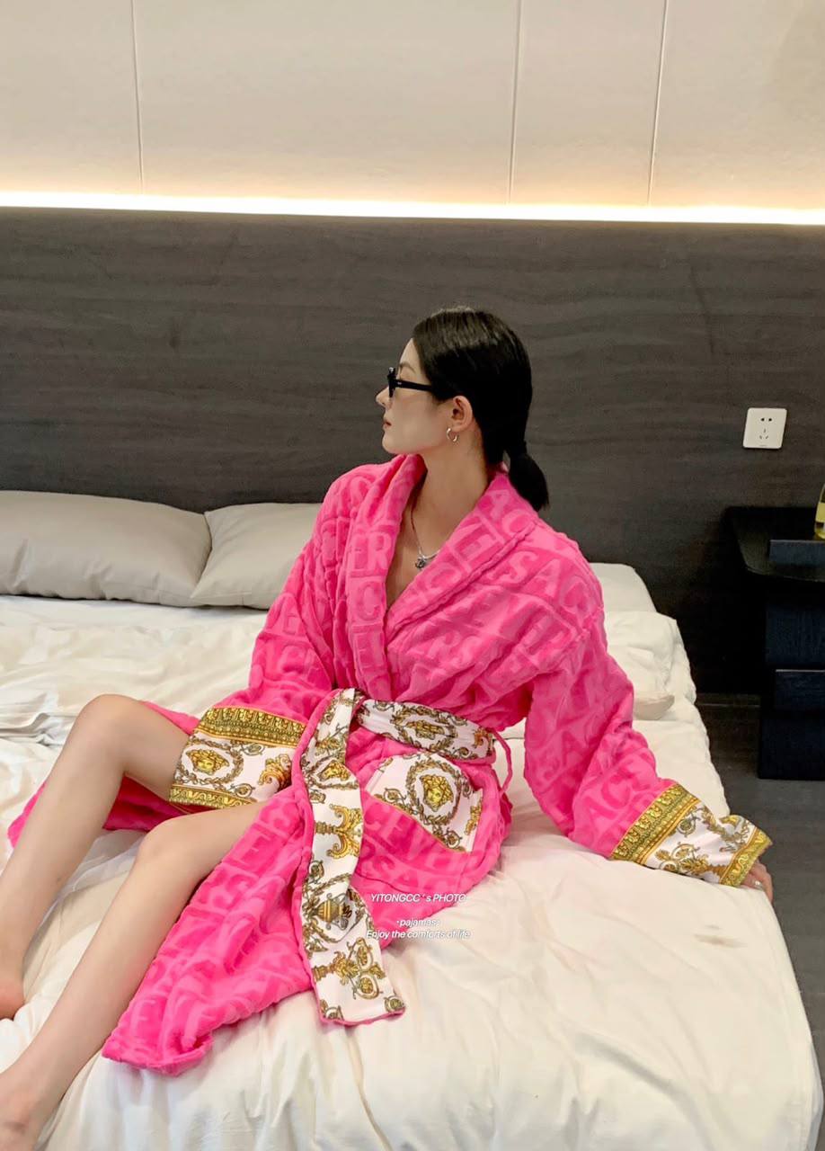 ه*New collections*                                                
VERSACE BATHROBE
*Super Master quality*
*Sizes:FREE SIZE*

750 dhs🇦🇪🇦🇪

Zain308
♥️♥️♥️