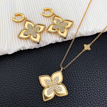 ROBERTO COIN
SET MASTER💫✨
NECKLACE EARRINGS
WITH BOX AND PAPER BAG 🎁🛍️
140 DHS✅

Zain89
♥️♥️♥️