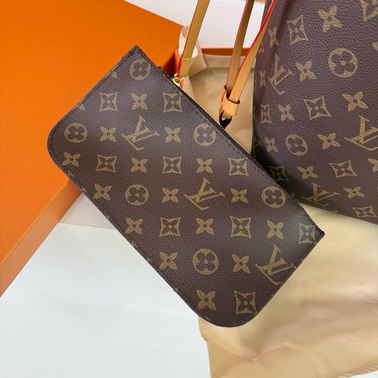 LV

90 dhs💓

43*33*29

with  box
🎁🎁🎁

Zain07
♥️♥️♥️