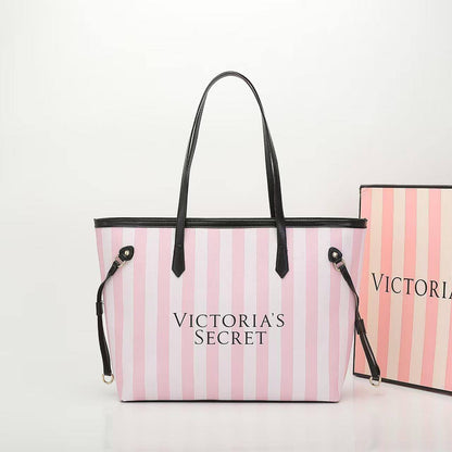 Victoria Secret
47*31*14 cm
85 dhs✅

Zain17
♥️♥️♥️