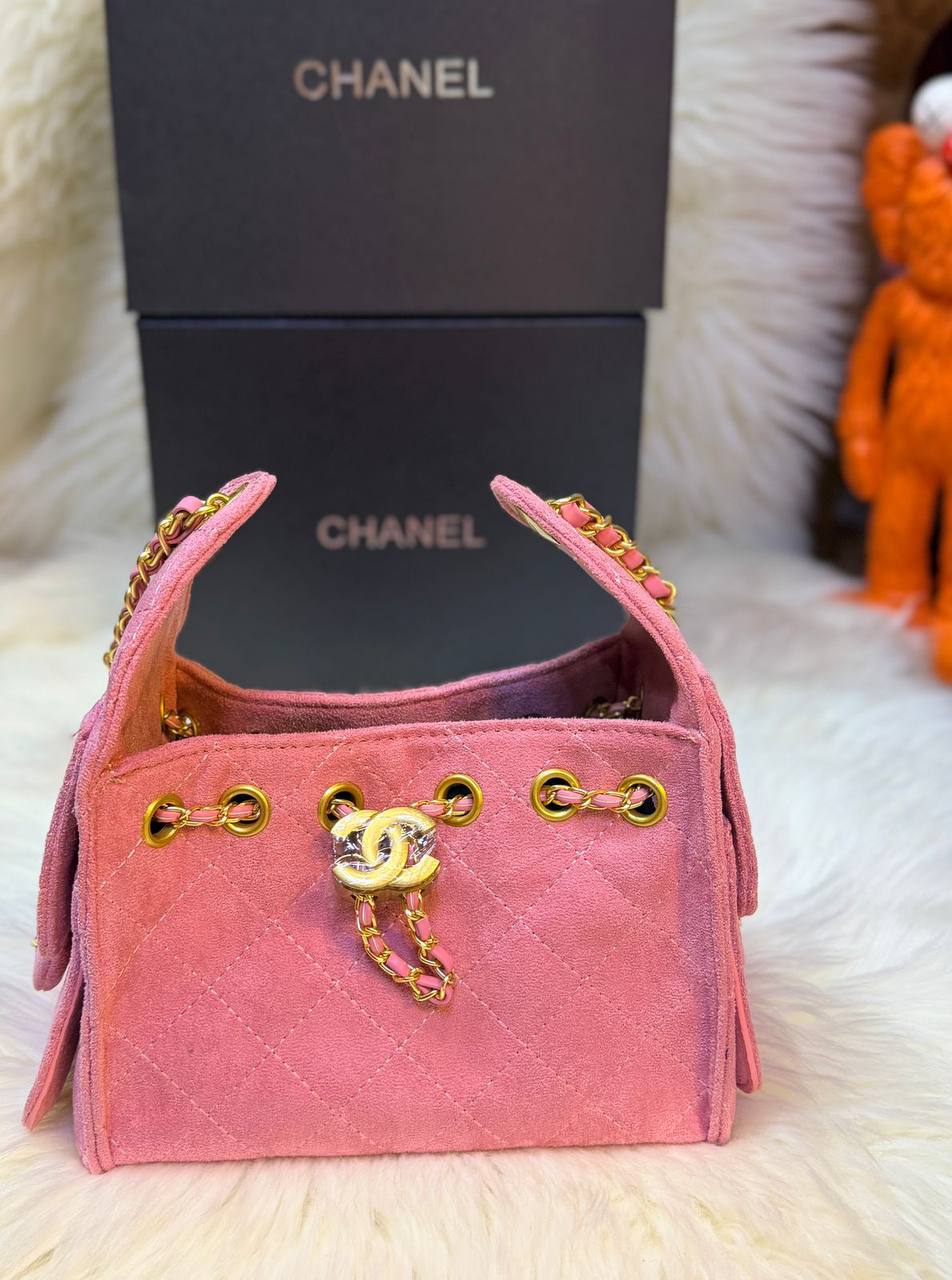 Chanel 
good quality, 
comes with box, 🎁🎁🎁
size...22 * 12 cm 
110 dhs✅
Zain12
♥️♥️♥️