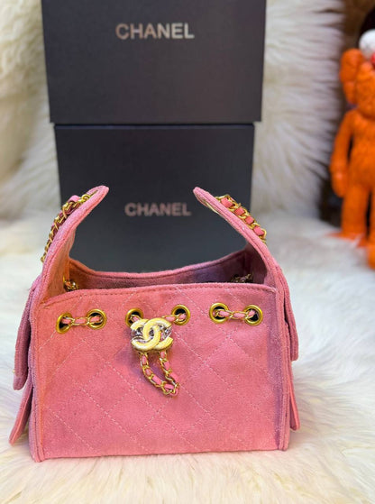 Chanel 
good quality, 
comes with box, 🎁🎁🎁
size...22 * 12 cm 
110 dhs✅
Zain12
♥️♥️♥️