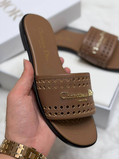 😍  DIOR 😍

💎 _*VIP QUALITY +A*_ 💎

Size 37 To 41*_ ✨

450 dhs💛

Zain292
♥️♥️♥️