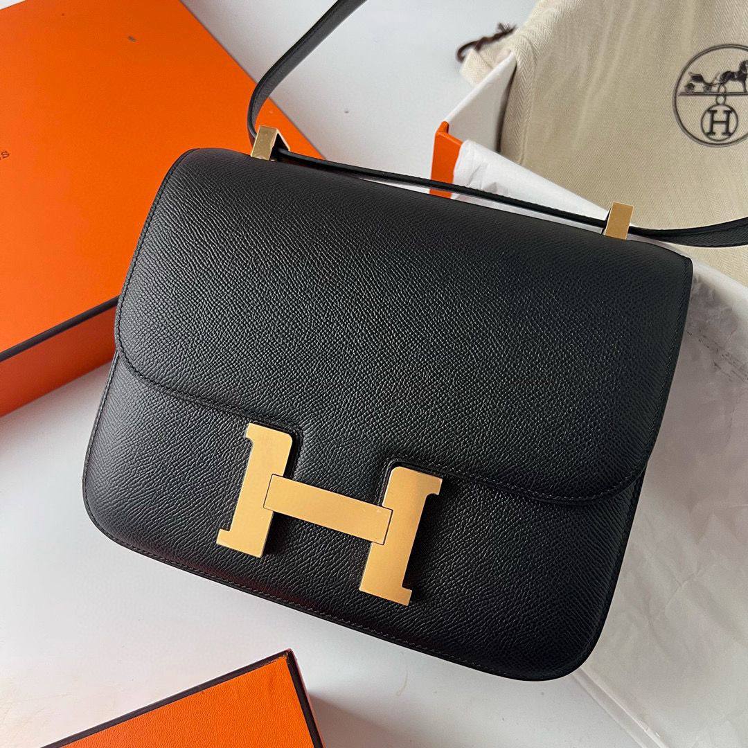 Hermes 
Best quality 

with box’s 
🎁🎁🎁

100 dhs✅
size 23 Cm

Zain290
♥️♥️♥️