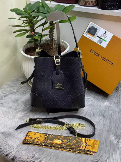LV GUCCI 
SIZE  ……… 20CM 
115 dhs✅
with BOX 

Zain244
♥️♥️♥️