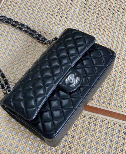 Chanel
100 dhs✅
Size：25CM

Zain35
♥️♥️♥️