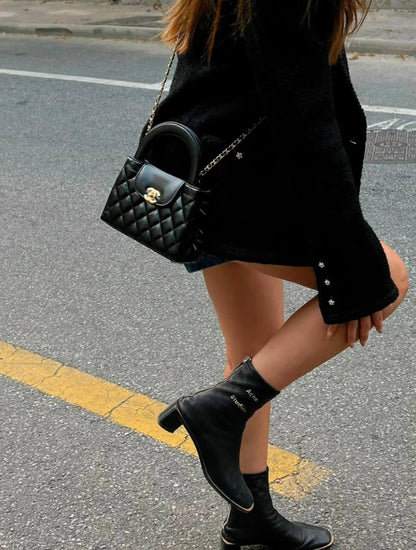 Chanel
Chanel 
95 dhs💓
with box
size 20×6×13cm

Zain42
♥️♥️♥️