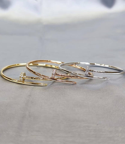 Cartier Bangle*🪅
Stone / without stone
Size 16,17,18,19
*Master Quality* 💎

45 dhs❤️
normal box 📦

Zain48
♥️♥️♥️