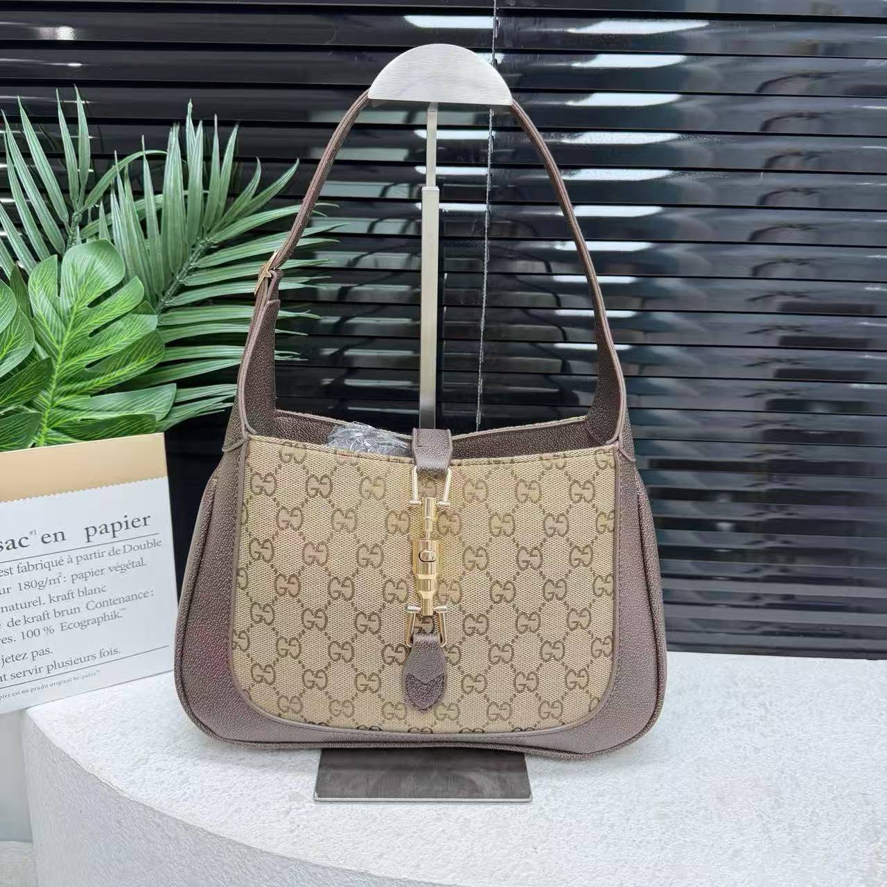 GUCCI
Size  28cm
95 dhs💓

Zain04
♥️♥️♥️