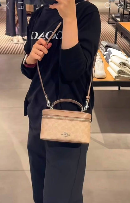 COACH NEW CAME HIGH QUALITY WITH BOX  
110 dhs🇦🇪🇦🇪

Zain295
♥️♥️♥️