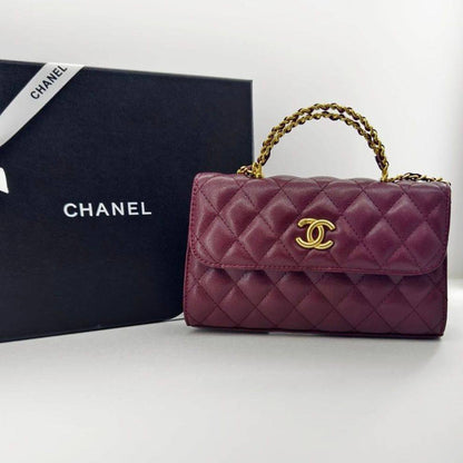 CHANEL 
 GOOD QUALITY 
WITH BOX 
🎁🎁🎁

100 dhs✅
SIZE : 22 cm

Zain295
♥️♥️♥️