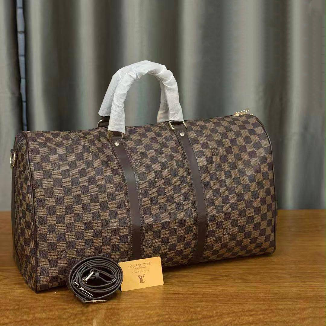 LV
 TRAVELLING BAG NEW CAME GOOD QUALITY 
120 dhs✅
SIZE : 55cm

Zain17
♥️♥️♥️