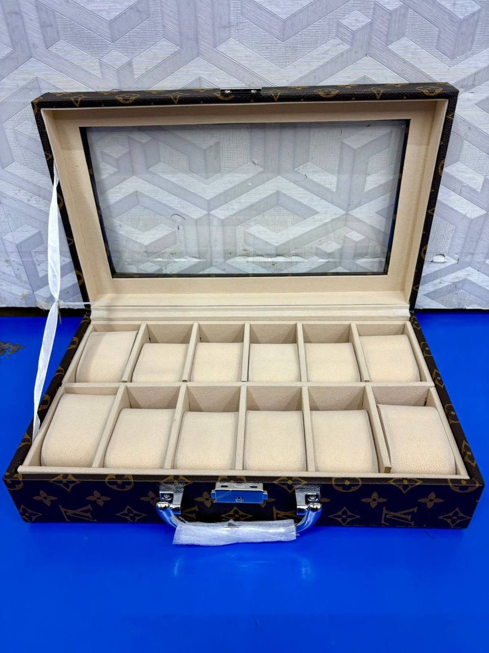 LV watch display box 
100 dhs🇦🇪🇦🇪

Zain08
♥️♥️♥️