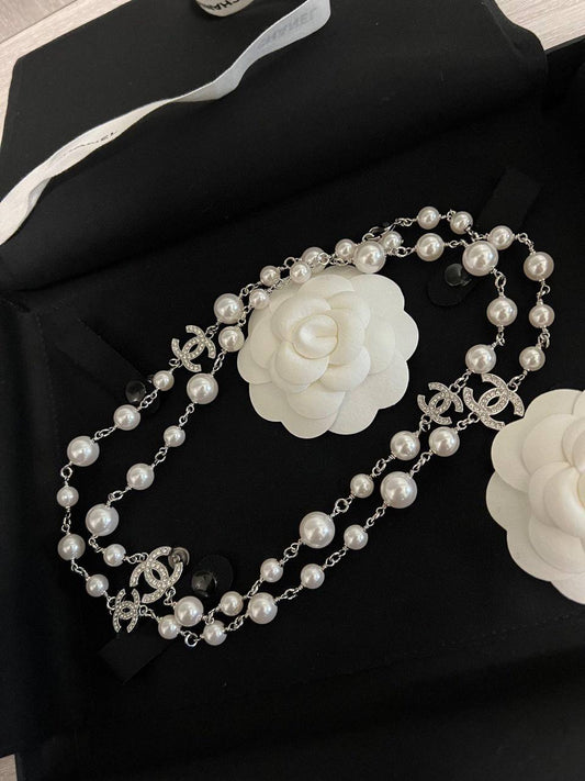 MASTER CHANEL
NECKLACE ✨💫
WITH BOX AND PAPER BAG🛍️🎁
120 DHS✅

Zain89
♥️♥️♥️