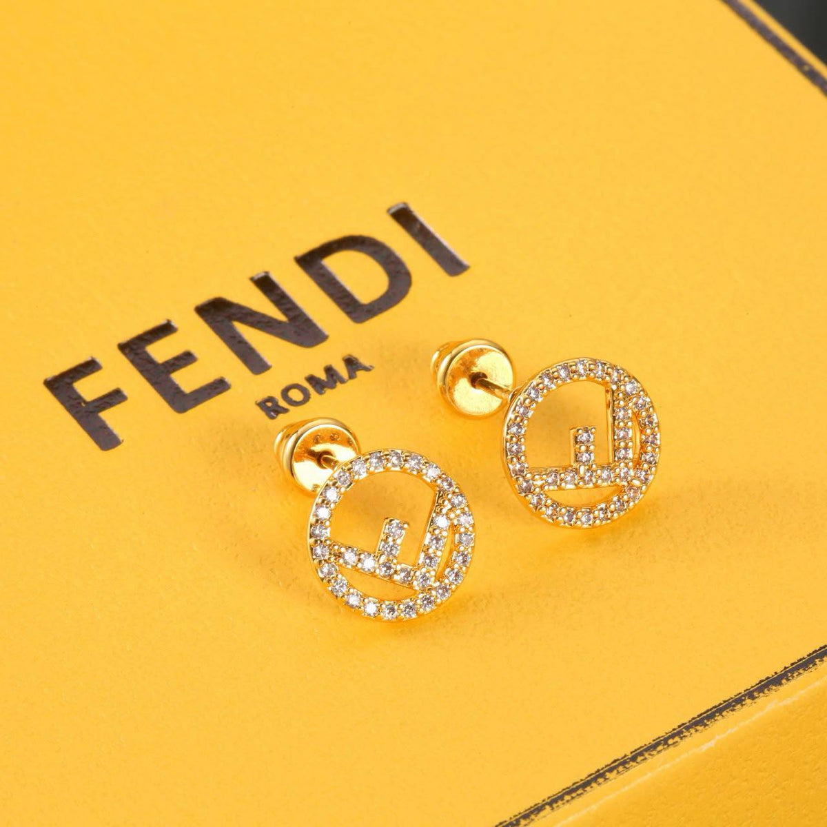 Fendi set
Necklace 
Earrings 
Bracelet 
Master quality

145 dhs 🇦🇪 normal box 📦 
175 dhs🇦🇪 master box 🎁


Zain48
♥️♥️♥️