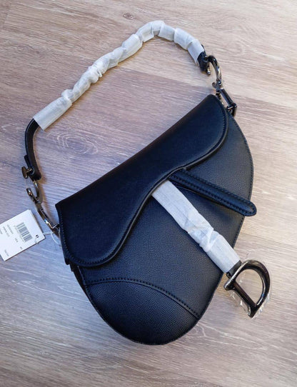 Dior
Good quality 

with box 
🎁🎁🎁

110 dhs❤️

Zain186
♥️♥️♥️