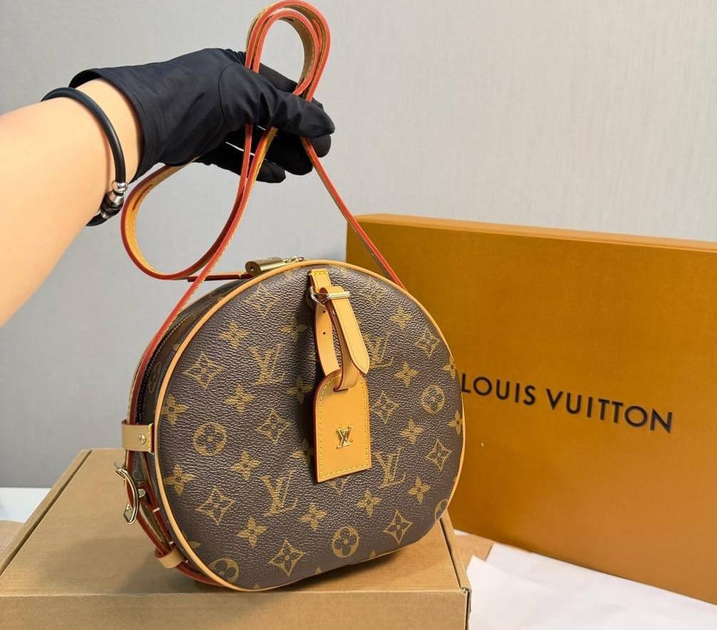 LV Pre-Owned 
Master quality
16cm 

with box
🎁🎁🎁

230 dhs❣️

Zain95
♥️♥️♥️