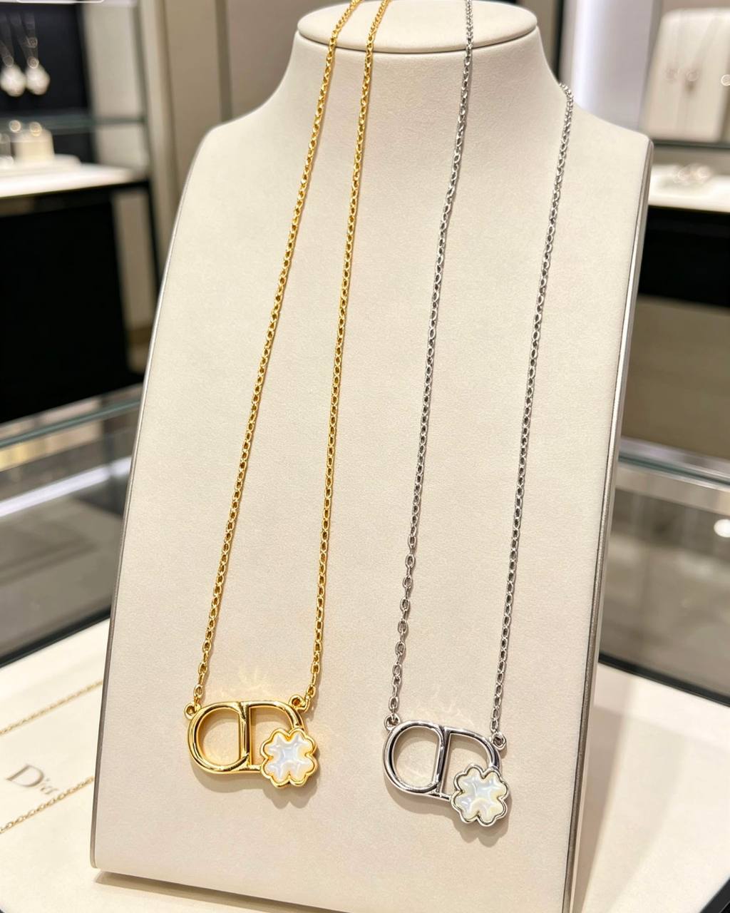Dior ❤️‍🔥*
Necklace ✨
Earring 🦋
Bracelet 💥
Master quality 💯
With normal boxes 🗃️ 
120 dhs✅
With master box 📦 
130 dhs✅

Zain216
♥️♥️♥️