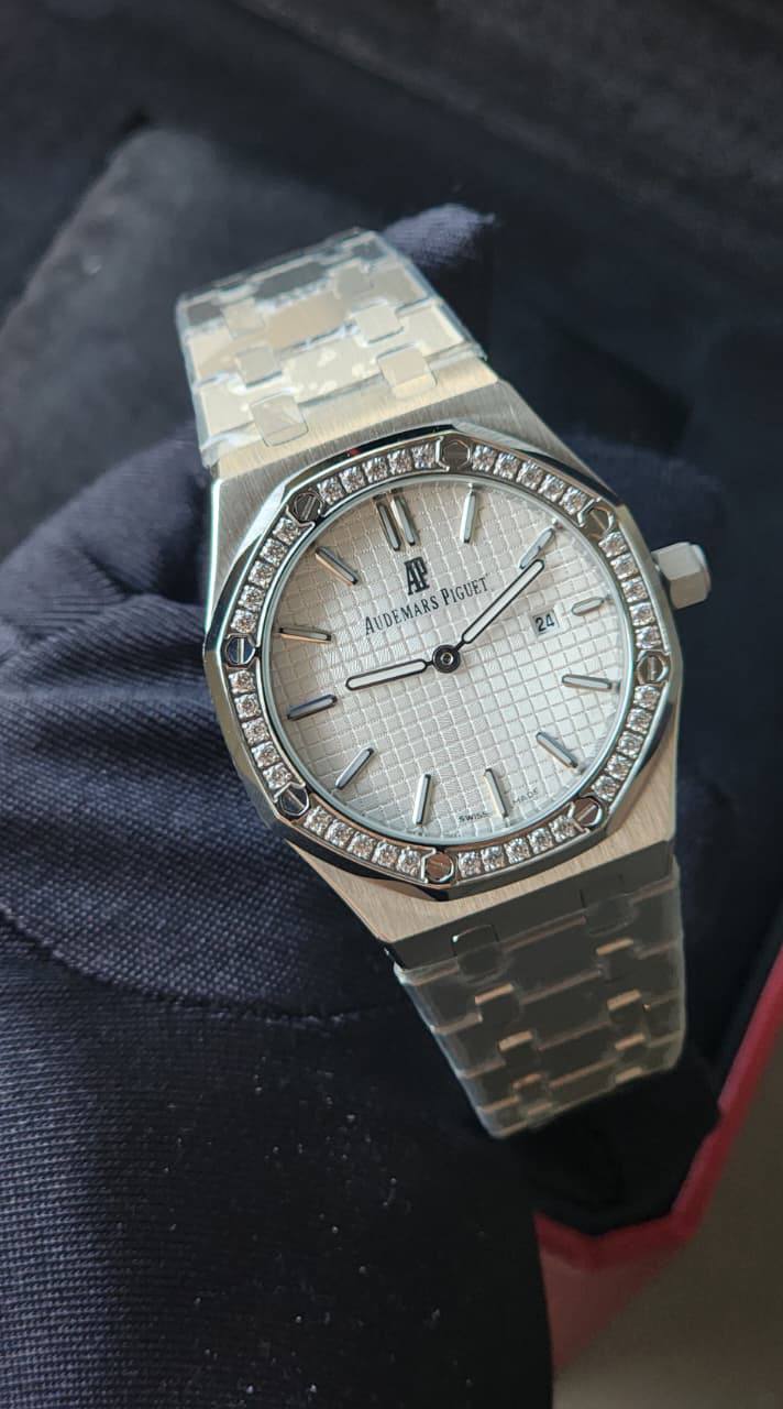 Ap watch for ladies 
good quality 
220 dhs💓

Zain59
♥️♥️♥️