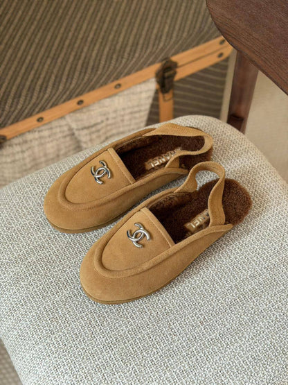 Chanel 
Size: 36 to 41
Super master quality 
480 dhs🪙💚

Zain198
♥️♥️♥️