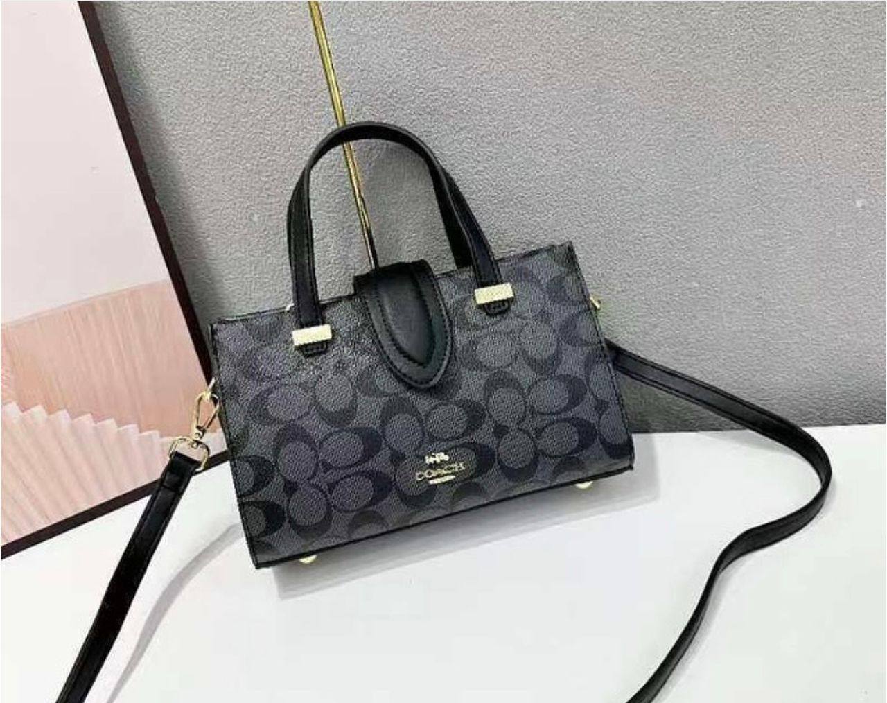 Coach - MK
95 dhs❣️
SIZE：22×9×14cm
good-quality 

with box
🎁🎁🎁

Zain35
Zain115
♥️♥️♥️