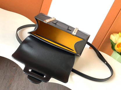 *Goyard Saigon Handbag✅*
*Size 20cm*
For Price 👇 WTSP Text Zain 0568585901

Zain274
♥️♥️♥️