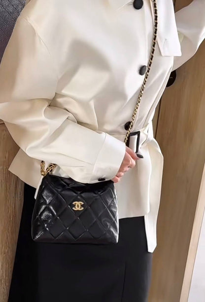 Chanel
100 dhs✅
Good  quality
Size:19cm
with box
🎁🎁🎁

Zain74
♥️♥️♥️