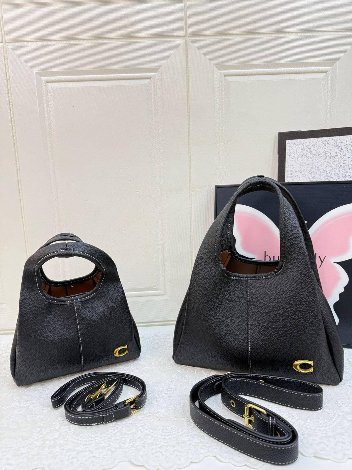 COACH  

Size      
Big26cm   
small21cm  

95 dhs❤️

Zain04
♥️♥️♥️