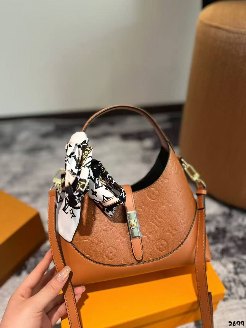 LV  
125 dhs🇦🇪
Size 25cm

Zain161
♥️♥️♥️