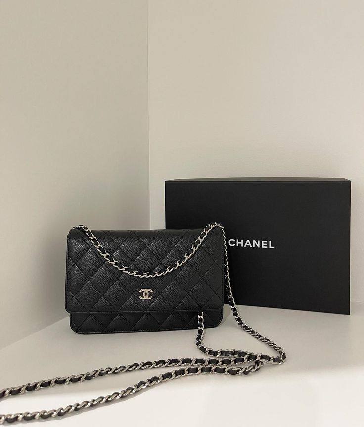 Chanel

75 dhs❣️

With box
🎁🎁🎁

Zain219
♥️♥️♥️