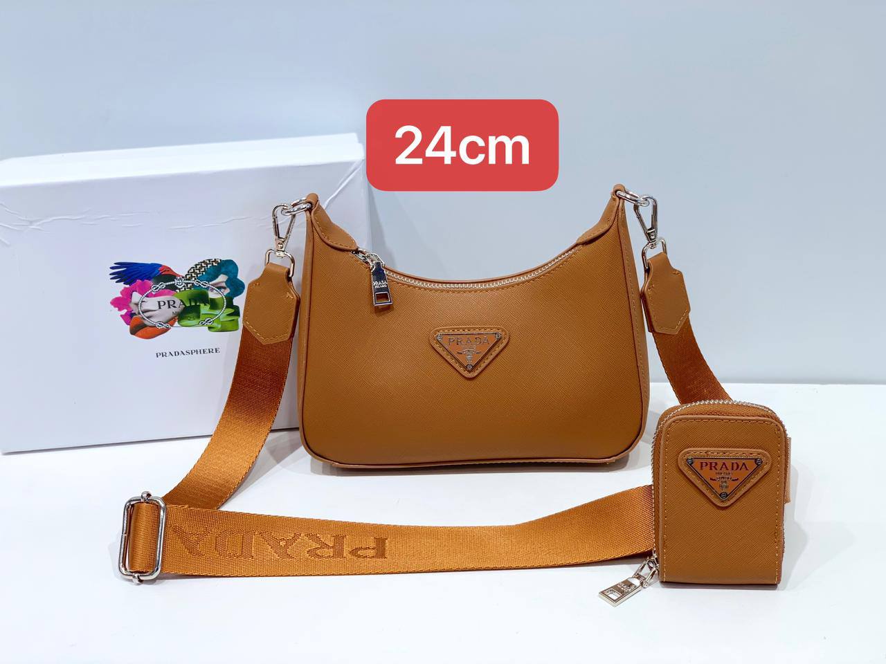 Prada

with box
🎁🎁🎁

100 dhs💓

Zain102
♥️♥️♥️