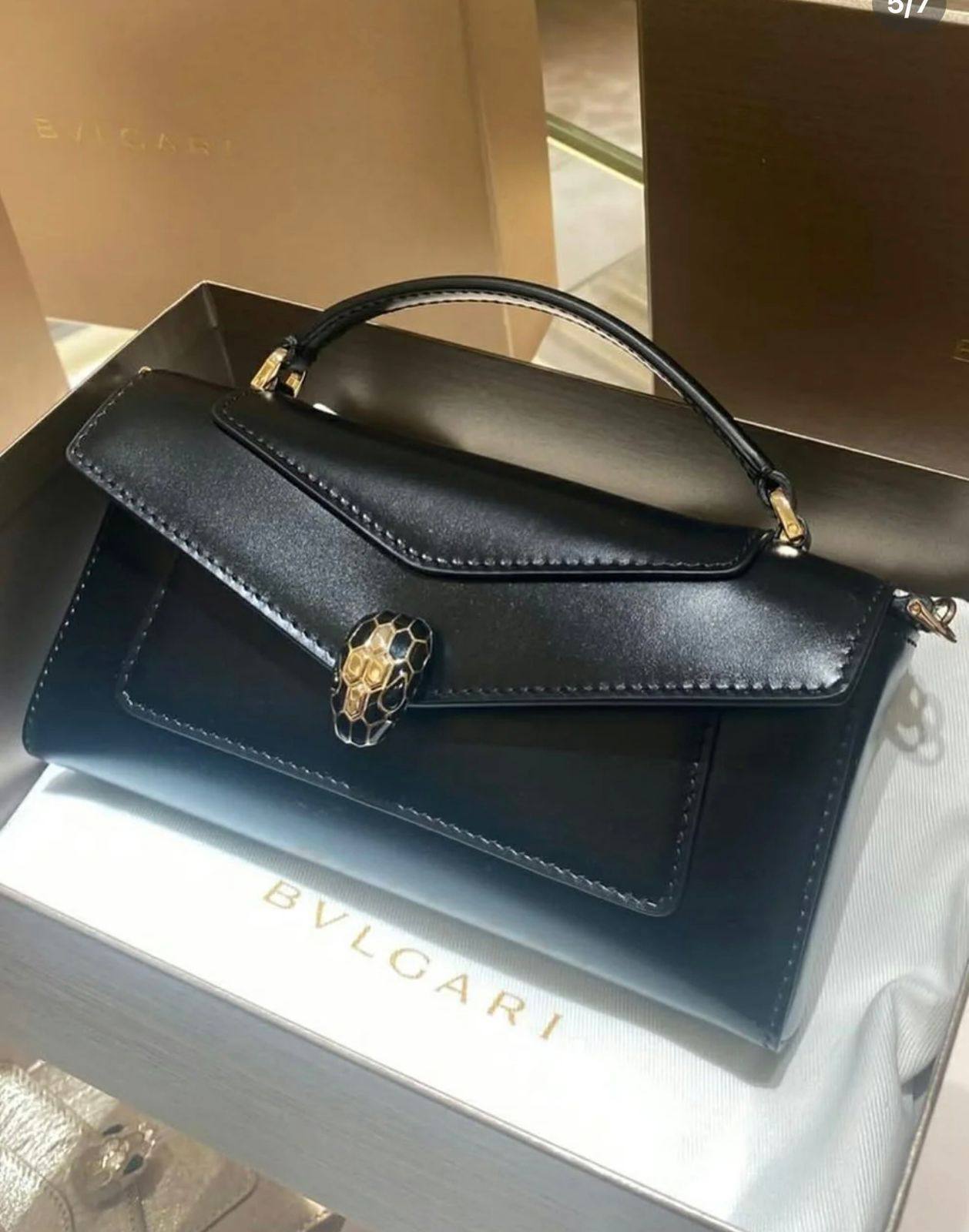 Bvlgari 
goodquality, 

comes with box, 
🎁🎁🎁

size...20* 11 cm 
115 dhs🪙🌨️

Zain12
♥️♥️♥️
