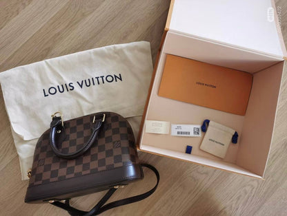 LV

95 dhs🪙🌨️

Good quality 

with box
🎁🎁🎁

Zain35
♥️♥️♥️