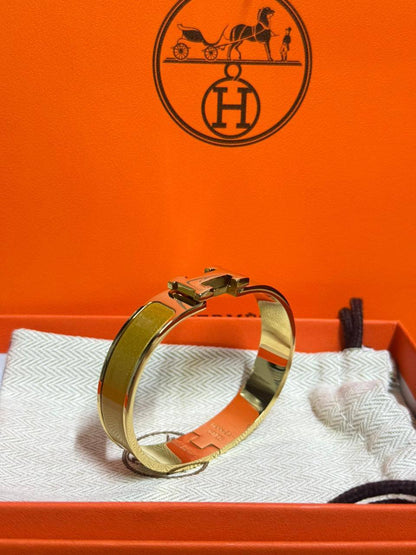 Hermes ❤️‍🔥*
Bangle ✨
Master quality 💯
Size 17,19,
With normal boxes 📦 
45 dhd💓
With master box 🗃️ 
55 dhs💓

Zain216
♥️♥️♥️