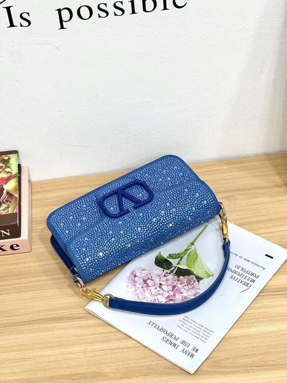 Valentino 
Good Quality 

With Box 🎁🎁🎁

110 dhs❣️

Zain250
♥️♥️♥️