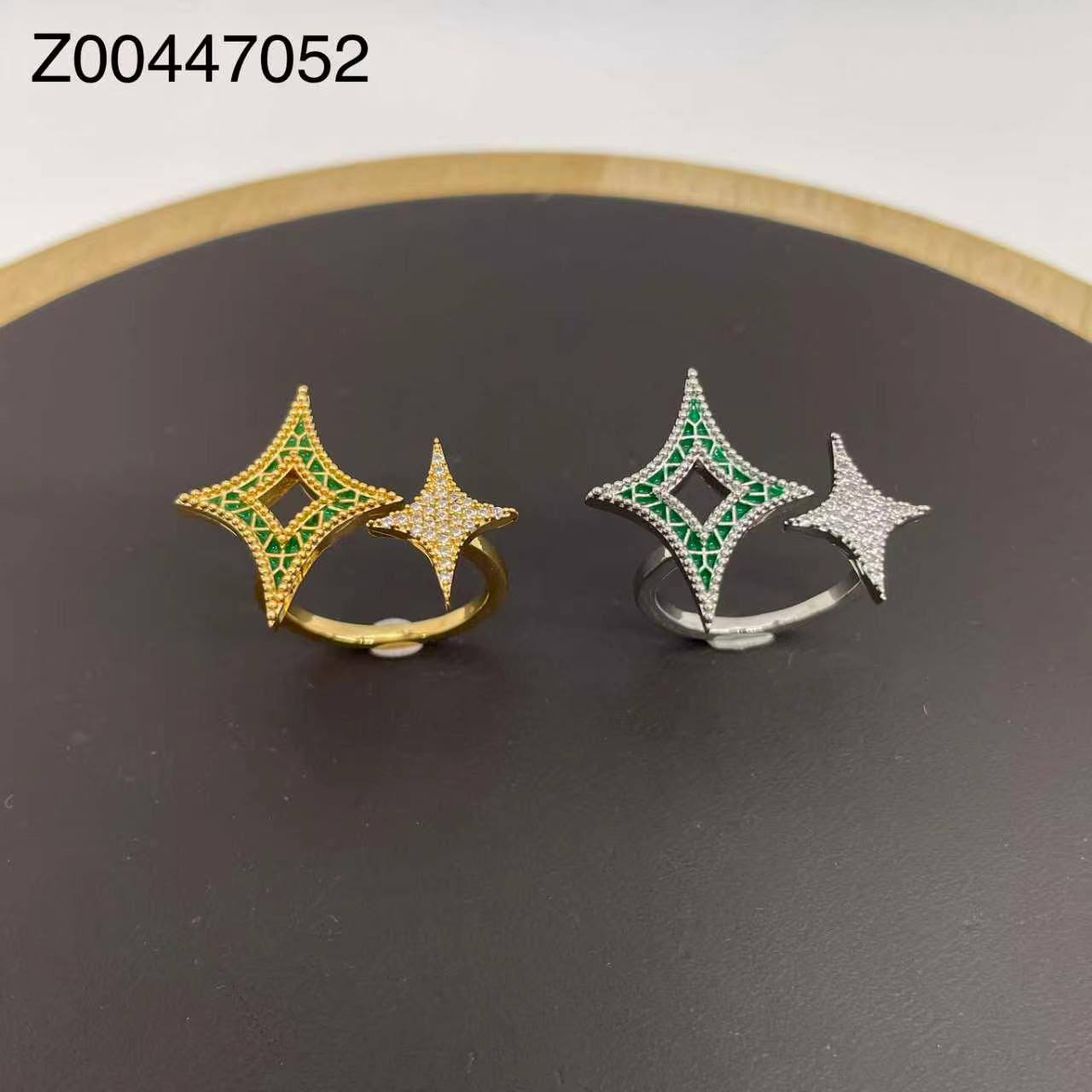 Ring 😍
Available size👇
7,8,9
good quality 💯
With brand boxes 🗃️ 
And paper bag 🛍️
35 dhs✅

Zain216
♥️♥️♥️