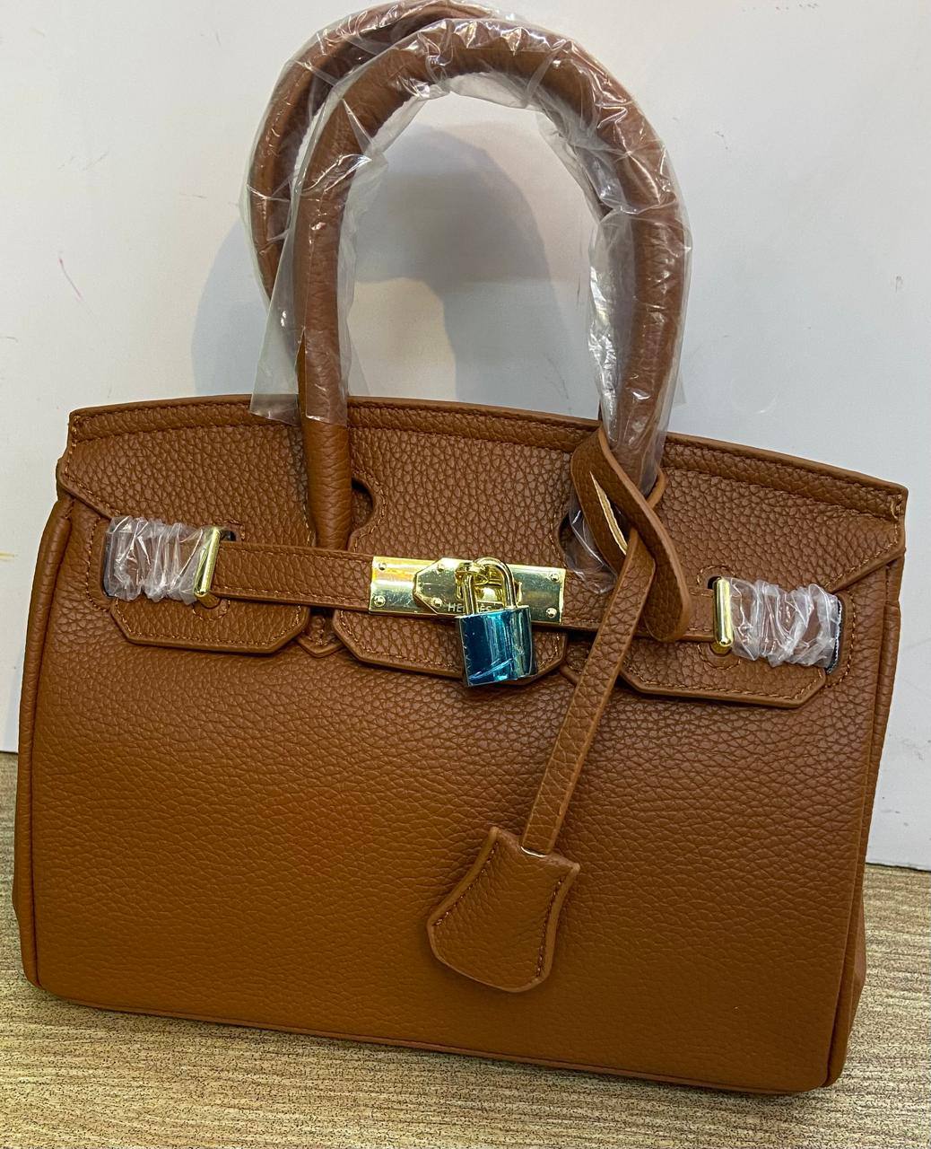 Hermes 
Good copy
25cm  
100 dhs❤️

Zain95
♥️♥️♥️