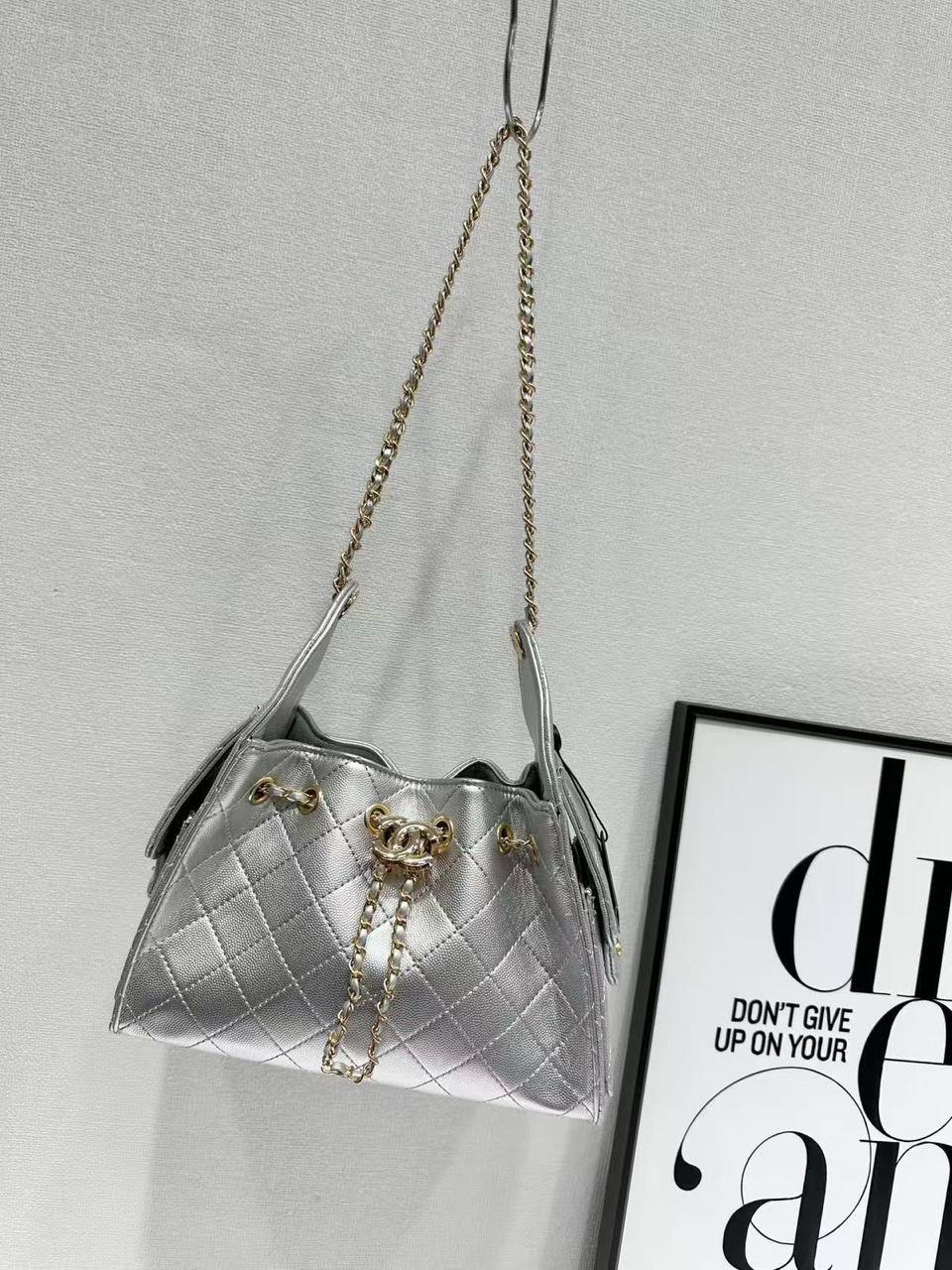 Chanel
25 CM
105 dhs✅
good quality

Zain143
♥️♥️♥️