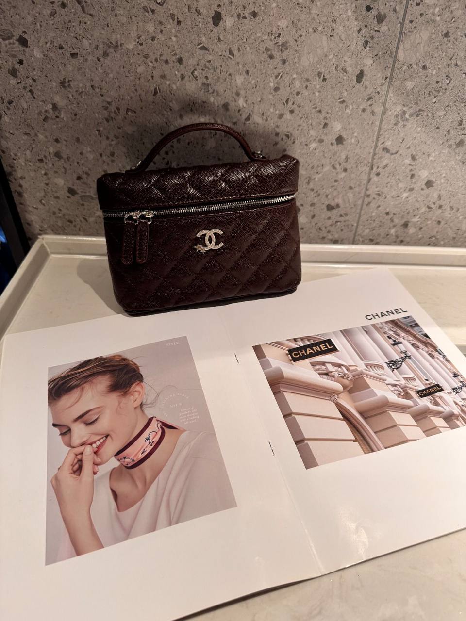 Chanel 
Best quality 

with box’s 
🎁🎁🎁

95 dhs✅

size 20 cm

Zain290
♥️♥️♥️