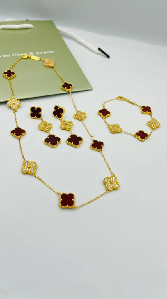 VCA
MASTER SET ✨💫
💎With Stone
NECKLACE BRACELET EARRINGS 
WITH GOOD BOX AND PAPER BAG🛍️🎁 
250 DHS🇦🇪

Zain89
♥️♥️♥️