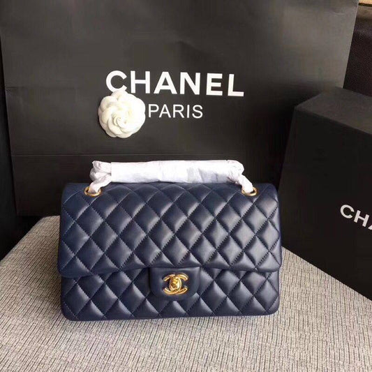 Chanel, 
good quality, with folding box, 
🎁🎁🎁

size 26*15 cm 
110 dhs🪙🖤

Zain12
♥️♥️♥️