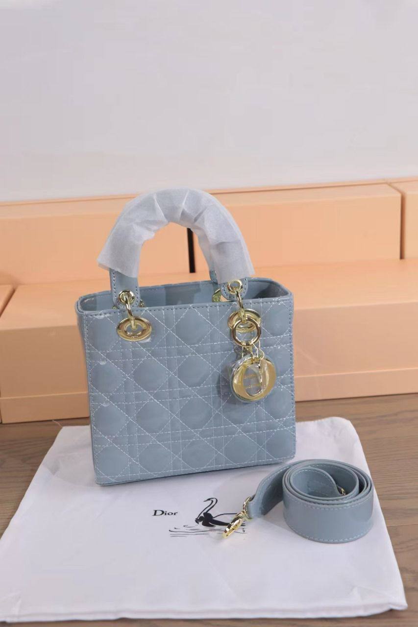 Dior 
Best quality with box’s 
110 dhs✅
size 20 cm

Zain290
♥️♥️♥️