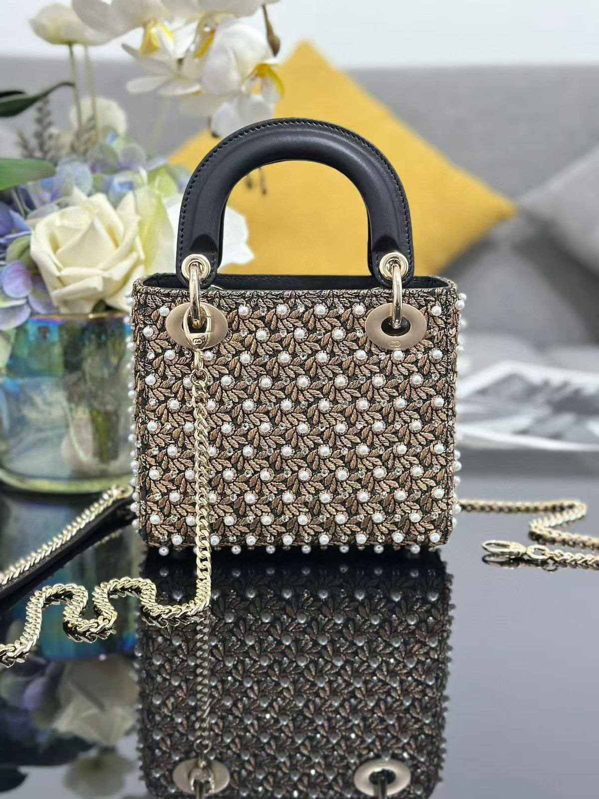 Lady Dior
*Size 17 cm*
For Price 👇 WhatsApp✅
0568585901 
0507557372
0552275751 Owner Zain 👌

Zain274
♥️♥️♥️