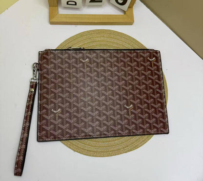 Pouch
60 dhs✅

with box🎁

size 29×20cm

Zain42
♥️♥️♥️