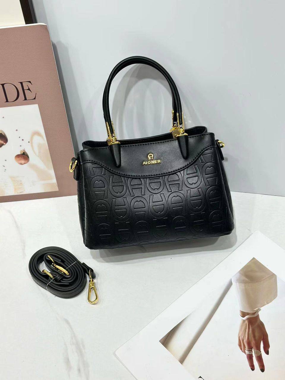 Aigner
95 dhs🪙
size：21×10×14cm
Good quality 

with box
🎁🎁🎁

Zain39
♥️♥️♥️